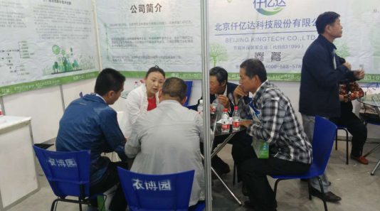 仟億達(dá)向前來咨詢的顧客講解生物質(zhì)多聯(lián)產(chǎn)勢 仟億達(dá)向前來咨詢的顧客講解生物質(zhì)多聯(lián)產(chǎn)勢