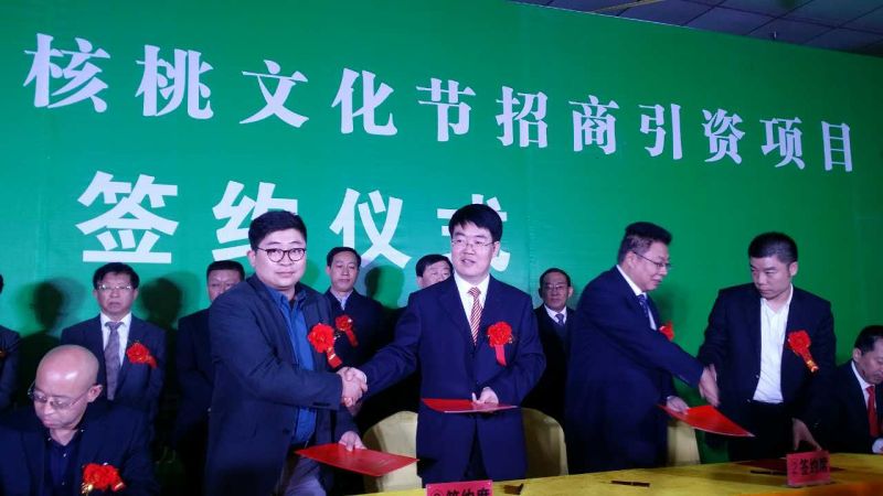 仟億達層與汾陽市政府代表市秘書長魏向華簽約現場 仟億達層與汾陽市政府代表市秘書長魏向華簽約現場