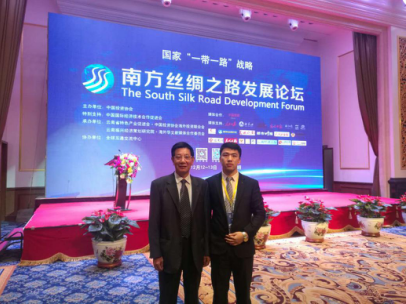 仟億達(dá)孫總(右)與國務(wù)院殊津貼專、區(qū)域經(jīng)濟(jì)與產(chǎn)業(yè)發(fā)展研究中心主任茶洪旺合影 仟億達(dá)孫總(右)與國務(wù)院殊津貼專、區(qū)域經(jīng)濟(jì)與產(chǎn)業(yè)發(fā)展研究中心主任茶洪旺合影