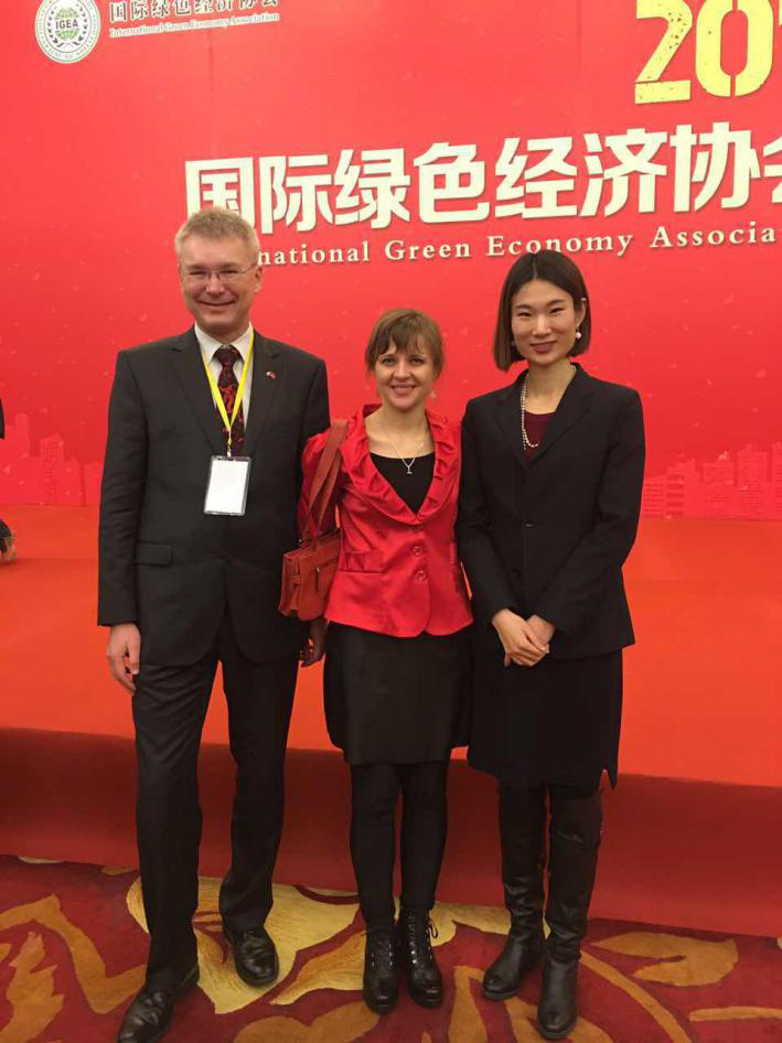 捷斯中合作協(xié)會(huì)監(jiān)事會(huì)員Rudolf Zachoval(左一)、Sarka Zhang(左二)與 仟億達(dá)劉總(右一)合影 捷斯中合作協(xié)會(huì)監(jiān)事會(huì)員Rudolf Zachoval(左一)、Sarka Zhang(左二)與 仟億達(dá)劉總(右一)合影