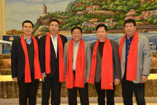仟億達集團董事長鄭兩斌（左一）、陜西廈門商會會長陳信雄（左二）、與廈門市人原副主任汪興裕（正中）、廈門駐京辦主任王飛（右二）廈門企業商會會長蔣清林（右一）