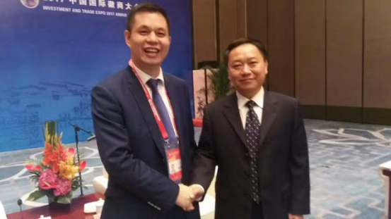 安徽省省長李國英(右)與仟億達(dá)集團(tuán)董事長鄭兩斌(左)合影留念 安徽省省長李國英(右)與仟億達(dá)集團(tuán)董事長鄭兩斌(左)合影留念