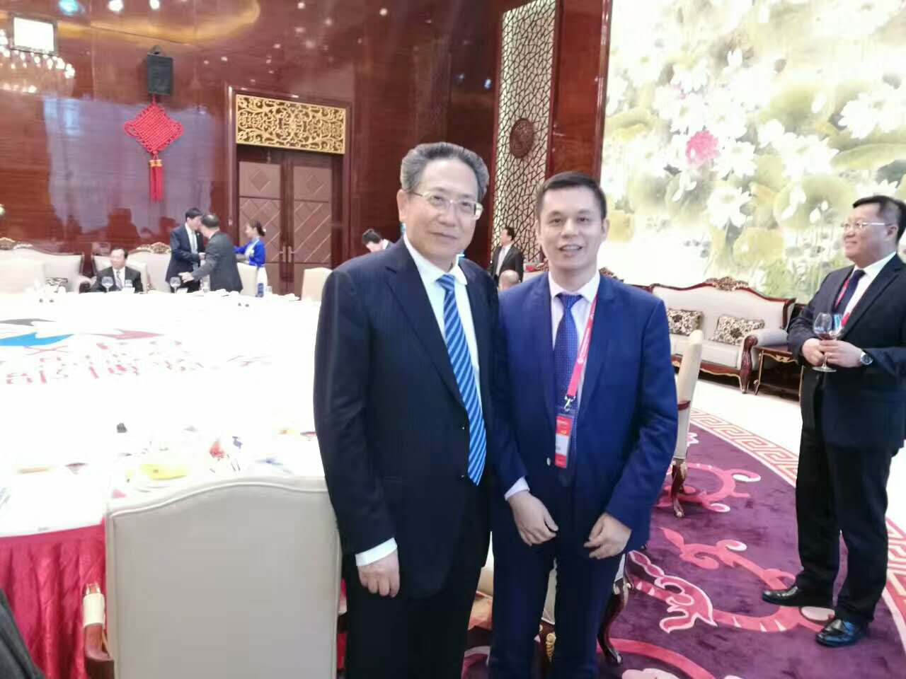 安徽省委書記、省人常委會主任李錦斌(左)仟億達(dá)集團(tuán)董事長鄭兩斌(右)與合影留念 安徽省委書記、省人常委會主任李錦斌(左)仟億達(dá)集團(tuán)董事長鄭兩斌(右)與合影留念