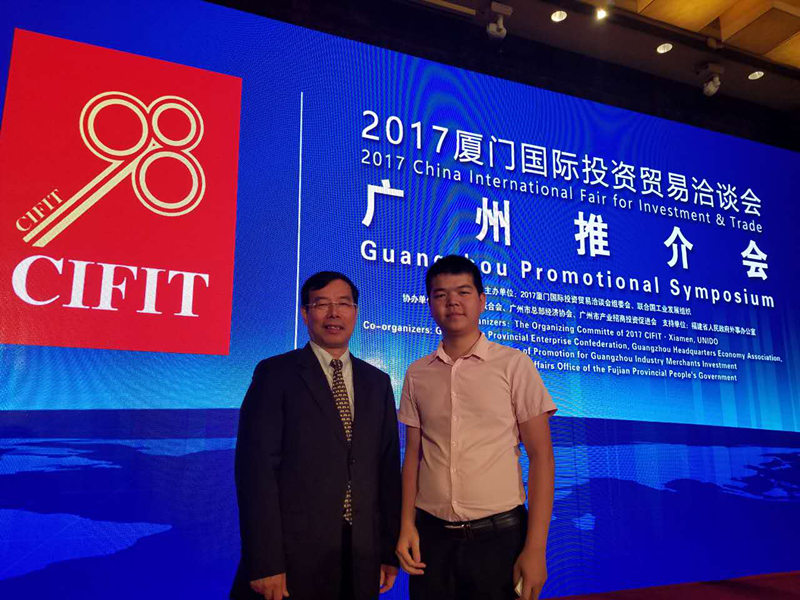 廈門市商務局副局長洪本祝(左)與仟億達集團廈門子公司鄭總(右) 廈門市商務局副局長洪本祝(左)與仟億達集團廈門子公司鄭總(右)