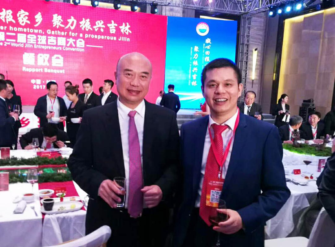 吉林省省長劉國中(左)與仟億達集團董事長鄭兩斌(右) 吉林省省長劉國中(左)與仟億達集團董事長鄭兩斌(右)