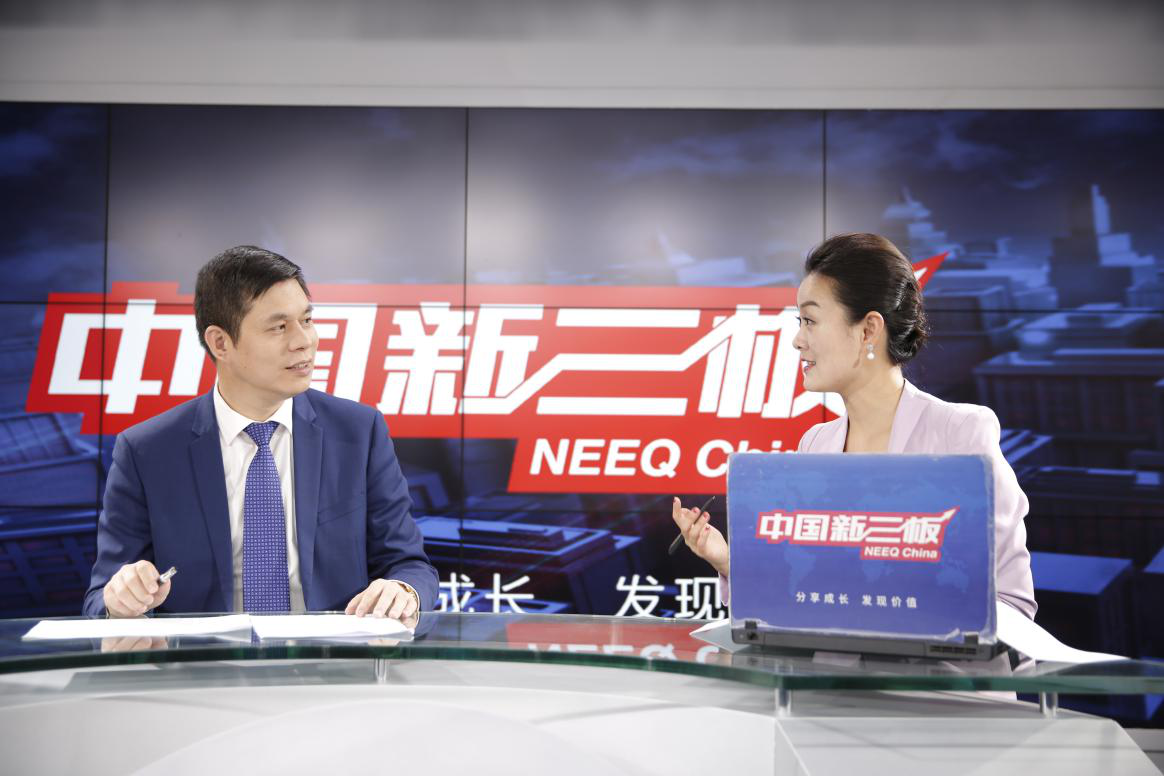 仟億達(dá)集團(tuán)董事長(zhǎng)鄭兩斌先生與主持人對(duì)話現(xiàn)場(chǎng) 仟億達(dá)集團(tuán)董事長(zhǎng)鄭兩斌先生與主持人對(duì)話現(xiàn)場(chǎng)