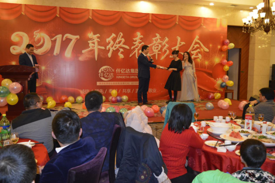 董事長鄭兩斌先生抽取、頒發終級幸運獎 董事長鄭兩斌先生抽取、頒發終級幸運獎