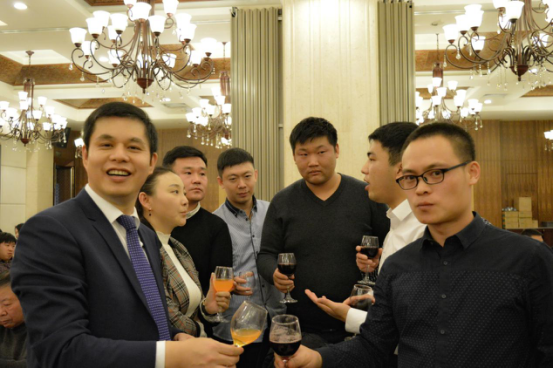 鄭兩斌董事長與銷售 鄭兩斌董事長與銷售